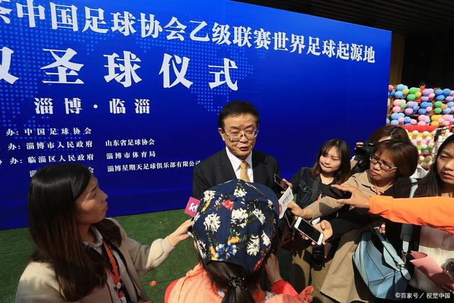 梅西社交媒体晒图 球场边悠闲喝茶发型梦回2018